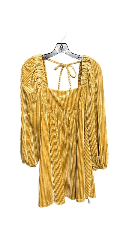 Stock Clearance Dress Casual Short By Clothes Mentor In Yellow, Size: S